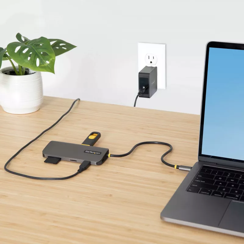 StarTech.com USB-C universali jungtis, 4K 60Hz HDMI vaizdo išvestis, 3 prievadų 5 Gbps USB-A šakotuvas, 100 W USB maitinimo perdavimas / GbE / SD / MicroSD, 30 cm laidas, nešiojama nešiojamojo kompiuterio dokinimo stotelė