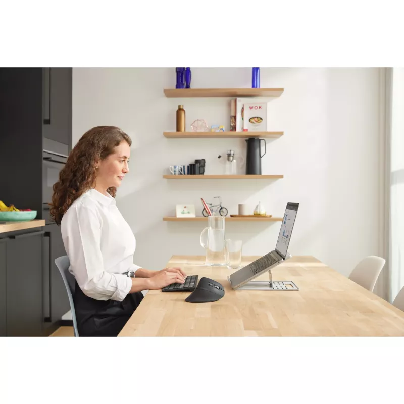 Kensington SmartFit Easy Riser Go reguliuojamas ergonominis nešiojamojo kompiuterio stovas ir aušinimo stovas nešiojamiesiems kompiuteriams iki 17 colių