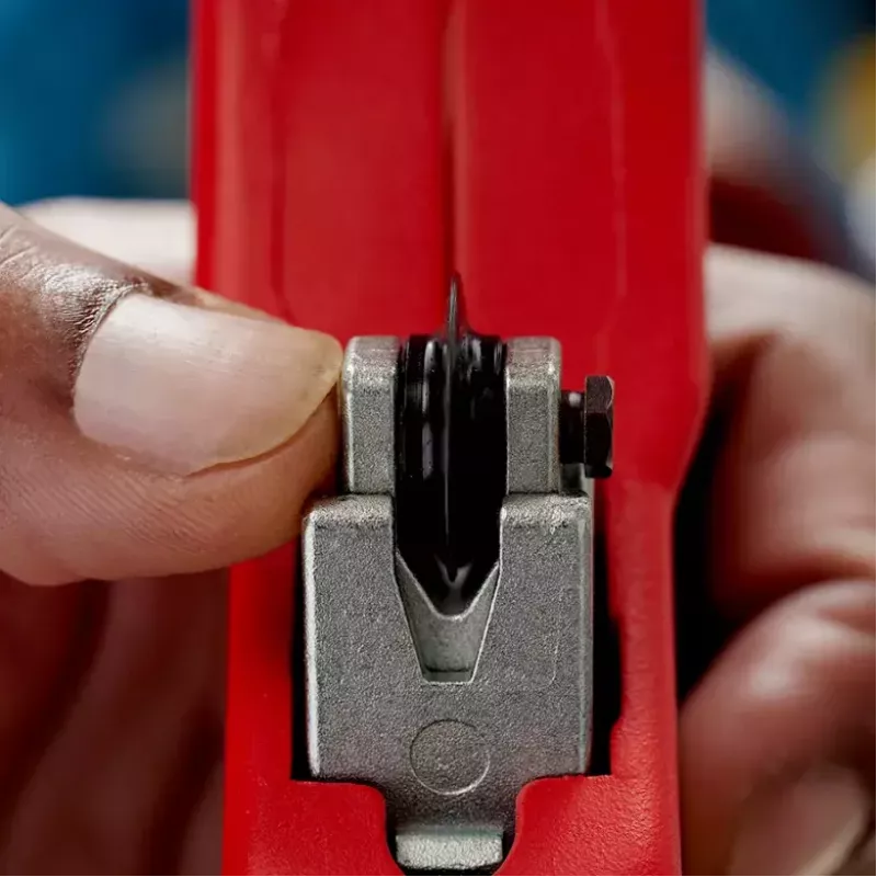 Pipecutter Knipex 90 31 03 BK tinkamas žalvariui variui plienui