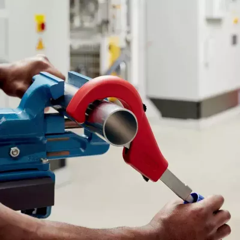 Pipecutter Knipex 90 31 03 BK tinkamas žalvariui variui plienui