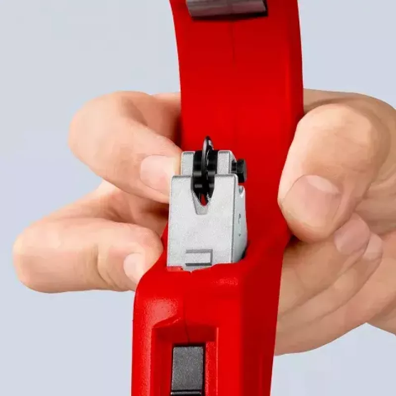 Pipecutter Knipex 90 31 03 BK tinkamas žalvariui variui plienui