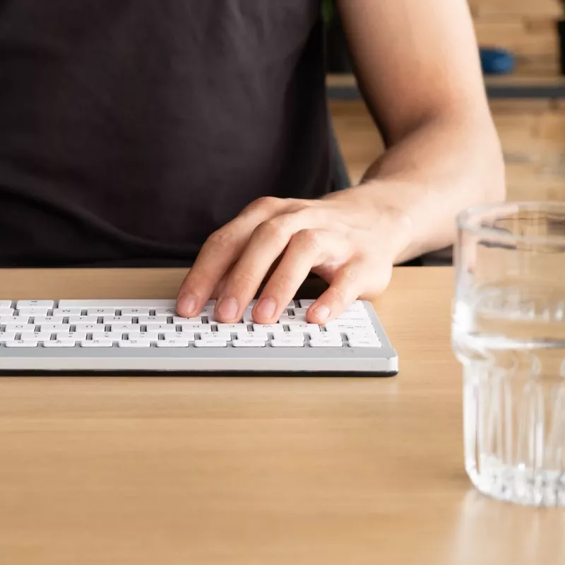 R-Go Tools ergonominė klaviatūra R-Go Compact Break, kompaktiška klaviatūra su pertraukų programine įranga, QWERTY (US), Bluetooth, balta