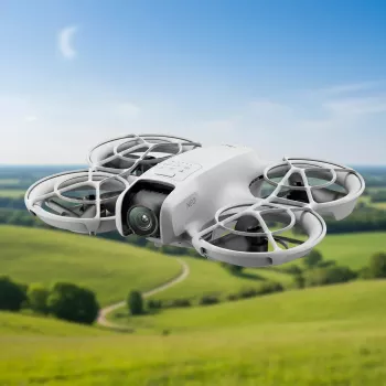 DJI Neo – lengvas 135 g dronas su 4K Ultra HD kamera, iki 18 min. skrydžio laiko vienu įkrovimu, be nuotolinio valdymo pulto