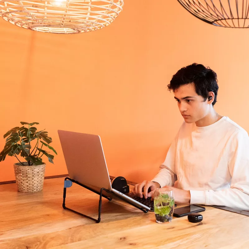R-Go Tools nešiojamojo kompiuterio stovas R-Go Steel Travel, ergonomiškas ir sulankstomas, tinkamas 10–22 colių nešiojamiesiems kompiuteriams, juodas