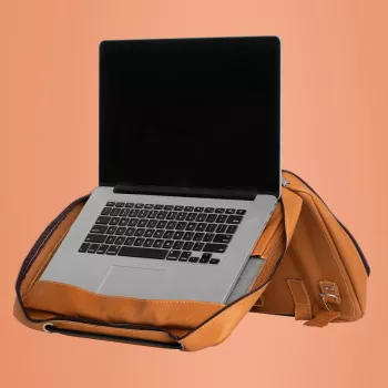 R-Go Tools nešiojamojo kompiuterio krepšys R-Go Viva, natūralios odos, su integruotu nešiojamojo kompiuterio stovu, petnešos dirželiu, 15,6 col., rudas