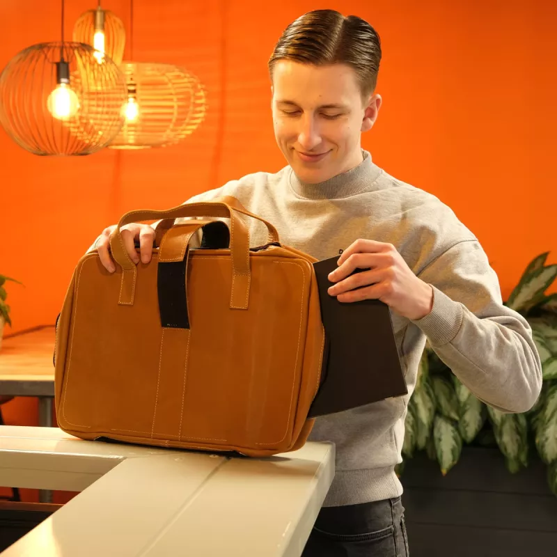 R-Go Tools nešiojamojo kompiuterio krepšys R-Go Viva, natūralios odos, su integruotu nešiojamojo kompiuterio stovu, petnešos dirželiu, 15,6 col., rudas