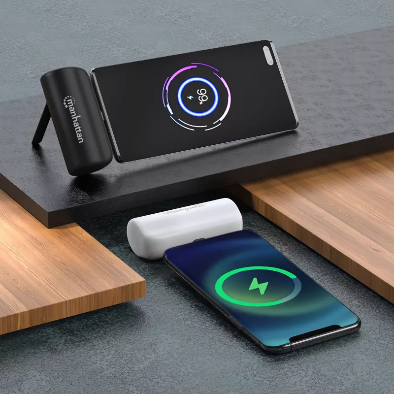 Manhattan išorinė baterija su integruotu USB-C kištuku, 5000 mAh, iki 10 W išvestis, atraminė kojelė naudojimui kaip telefono laikiklis, juoda, vienerių metų garantija