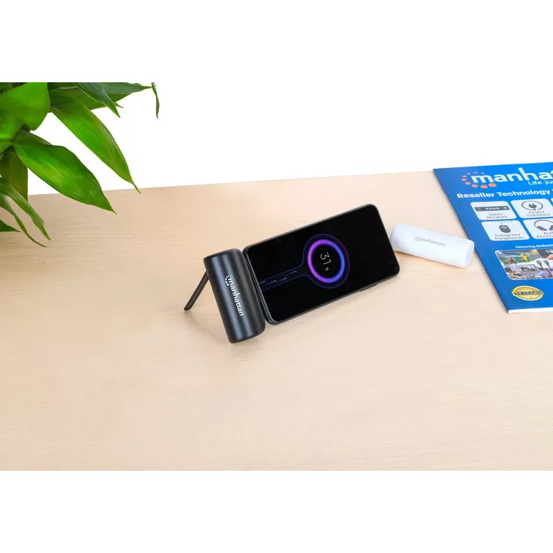 Manhattan išorinė baterija su integruotu USB-C kištuku, 5000 mAh, iki 10 W išvestis, atraminė kojelė naudojimui kaip telefono laikiklis, juoda, vienerių metų garantija