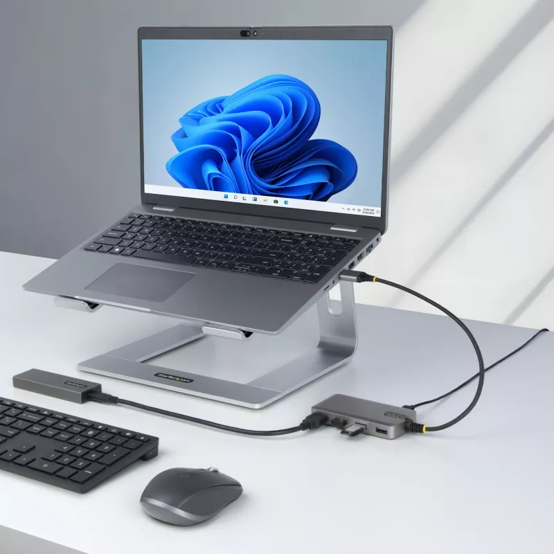 StarTech.com 4 prievadų USB šakotuvas - USB 3.0 5Gbps, maitinamas iš magistralės, USB-A į 4x USB-A šakotuvas su pasirinktinu papildomu maitinimo įvadu - nešiojamas staliniam / nešiojamam kompiuteriui USB šakotuvas, 30 cm laidas, USB plėtimo šakotuvas