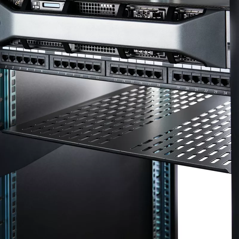 StarTech.com 2U serverio stovo lentyna – universali ventiliuojama stovo montavimo konsolinė dėkla 19 colių tinklo įrangos stovui ir spintai – tvirtas plienas – keliamoji galia 50 svarų / 23 kg – 22 colių gylio lentyna, juoda