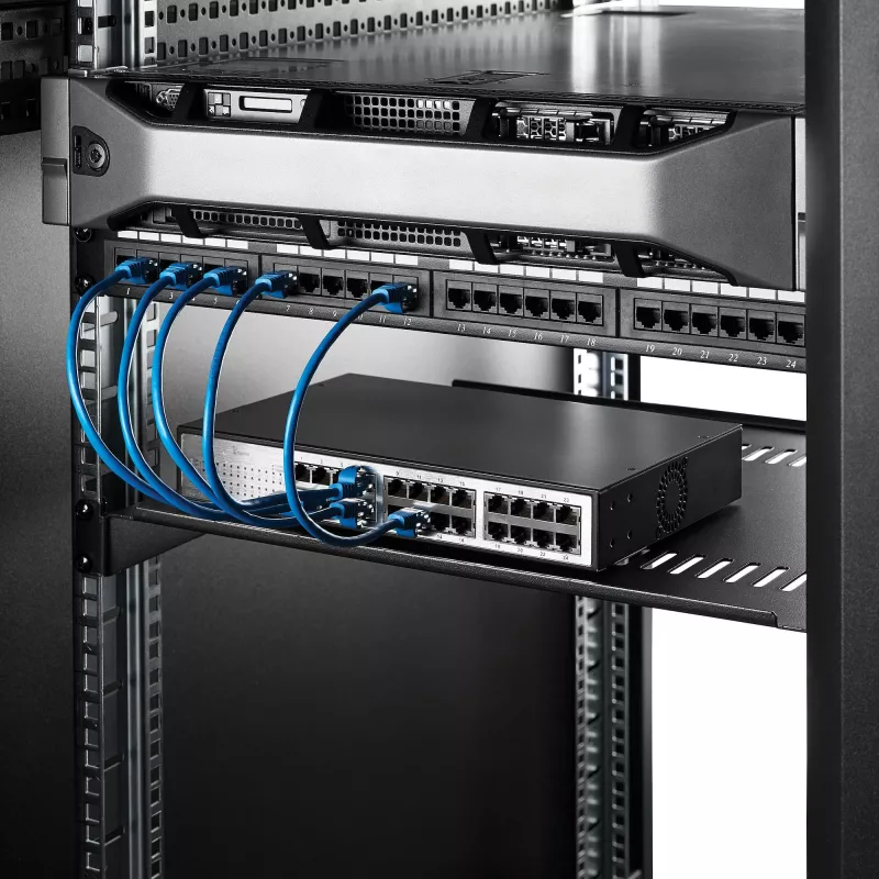 StarTech.com 1U serverio stovo lentyna – universali ventiliuojama ant stovo tvirtinama konsolinė dėkla 19 colių tinklo įrangos stovui ir spintai – tvirta plieninė – keliamoji galia 44 lb/20 kg – 16 colių gylio lentyna, juoda