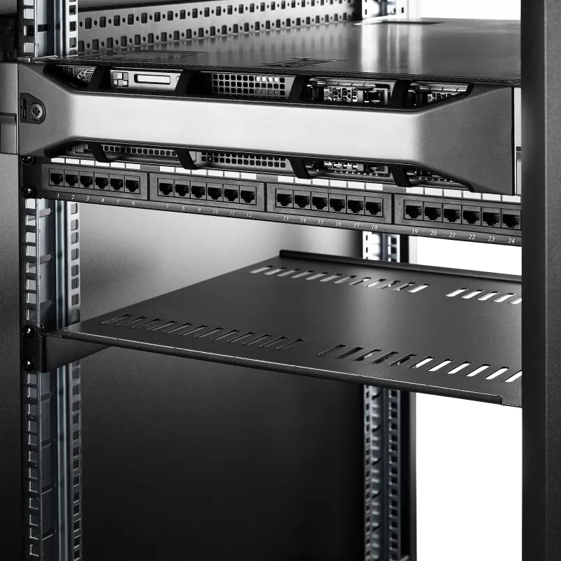 StarTech.com 1U serverio stovo lentyna – universali ventiliuojama ant stovo tvirtinama konsolinė dėkla 19 colių tinklo įrangos stovui ir spintai – tvirta plieninė – keliamoji galia 44 lb/20 kg – 16 colių gylio lentyna, juoda