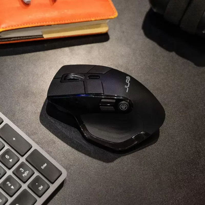 „JLab Audio Epic Office“ belaidė pelė dešiniarankiams — „Bluetooth“ + USB tipo A, optinė 2400 DPI, 9 mygtukai, ratukas, juoda