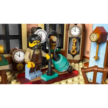 LEGO Icons statybos rinkinys 10350 Tudor Corner House — 3 266 dalys, 8 minifigūrėlės, amžius 18+, 260×250×310 mm