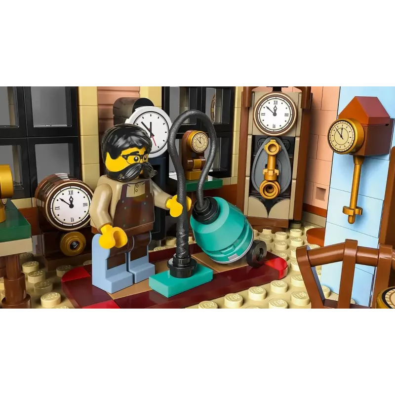 LEGO Icons statybos rinkinys 10350 Tudor Corner House — 3 266 dalys, 8 minifigūrėlės, amžius 18+, 260×250×310 mm