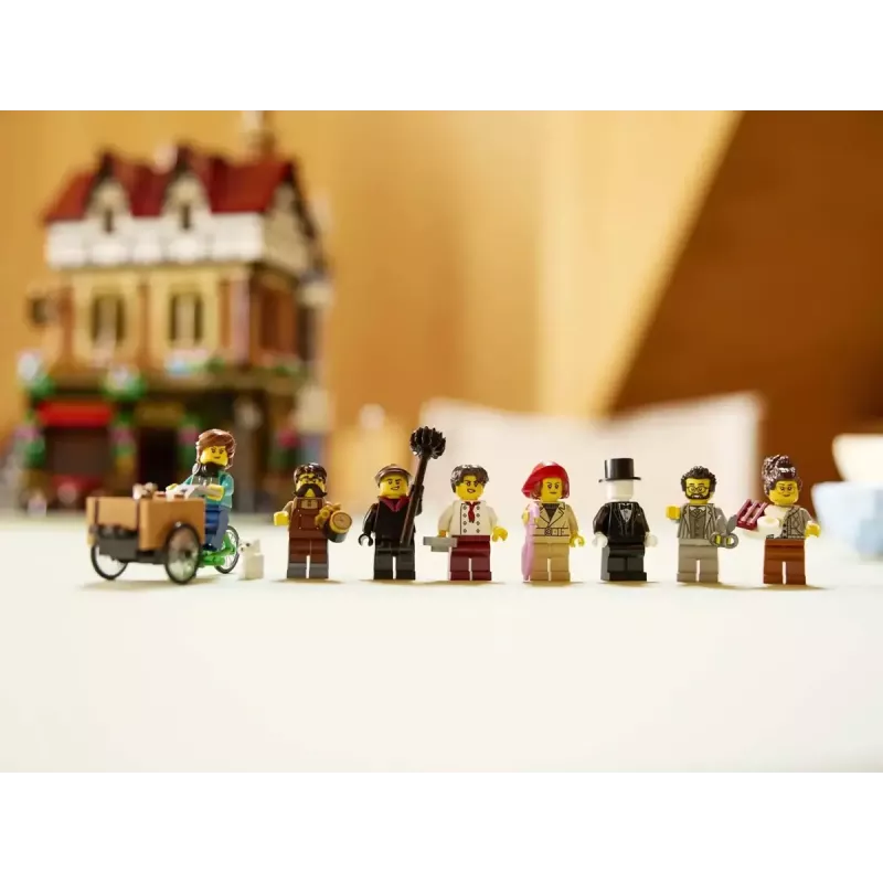 LEGO Icons statybos rinkinys 10350 Tudor Corner House — 3 266 dalys, 8 minifigūrėlės, amžius 18+, 260×250×310 mm