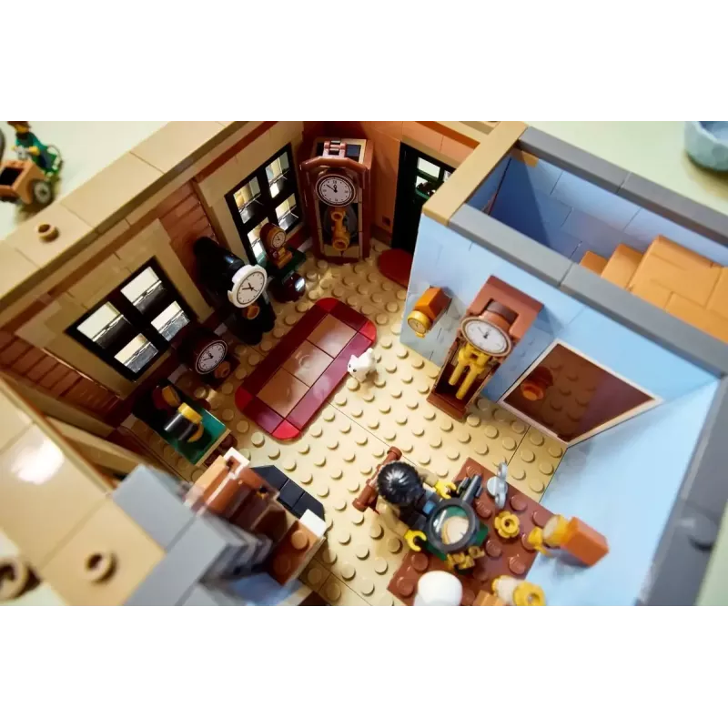 LEGO Icons statybos rinkinys 10350 Tudor Corner House — 3 266 dalys, 8 minifigūrėlės, amžius 18+, 260×250×310 mm