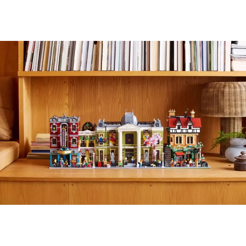 LEGO Icons statybos rinkinys 10350 Tudor Corner House — 3 266 dalys, 8 minifigūrėlės, amžius 18+, 260×250×310 mm
