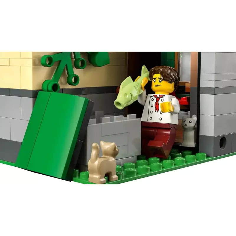 LEGO Icons statybos rinkinys 10350 Tudor Corner House — 3 266 dalys, 8 minifigūrėlės, amžius 18+, 260×250×310 mm