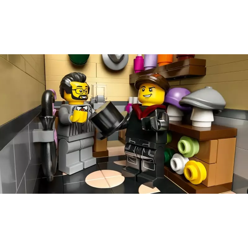 LEGO Icons statybos rinkinys 10350 Tudor Corner House — 3 266 dalys, 8 minifigūrėlės, amžius 18+, 260×250×310 mm