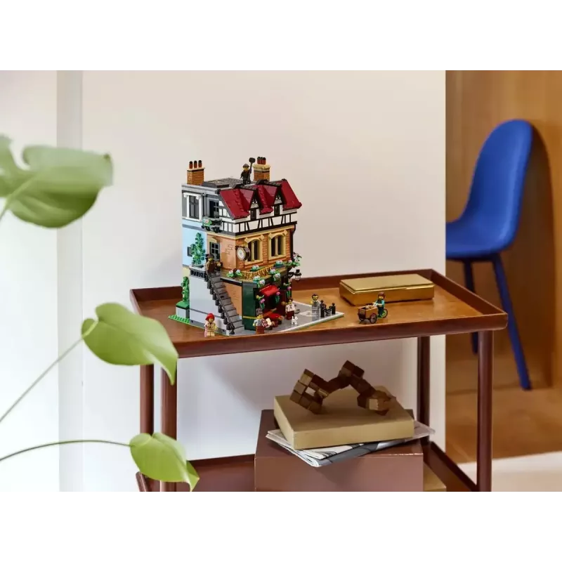LEGO Icons statybos rinkinys 10350 Tudor Corner House — 3 266 dalys, 8 minifigūrėlės, amžius 18+, 260×250×310 mm