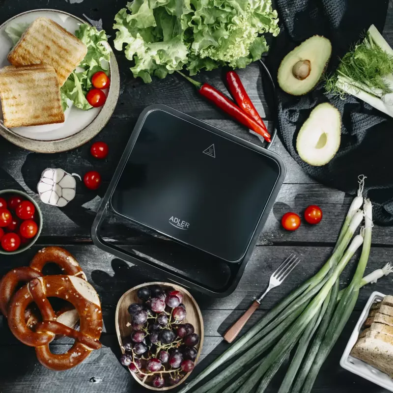2-in-1 sumuštinių keptuvė Adler AD 3070b — 850 W, 2 plokštės, juoda