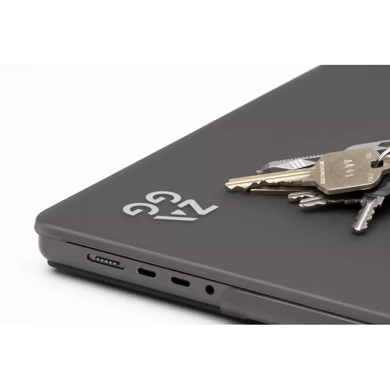 Kietas dėklas Zagg, skirtas MacBook Air 13 (M3/M2) – dūminis, tiksliai priglundantis apsauginis apvalkalas