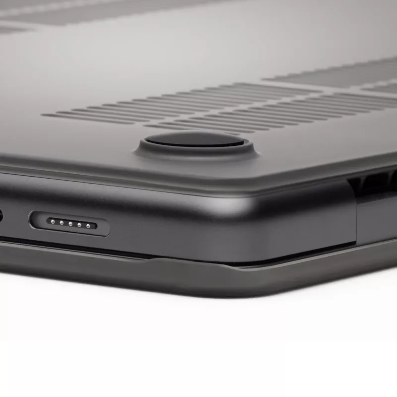 Kietas dėklas Zagg, skirtas MacBook Air 13 (M3/M2) – dūminis, tiksliai priglundantis apsauginis apvalkalas