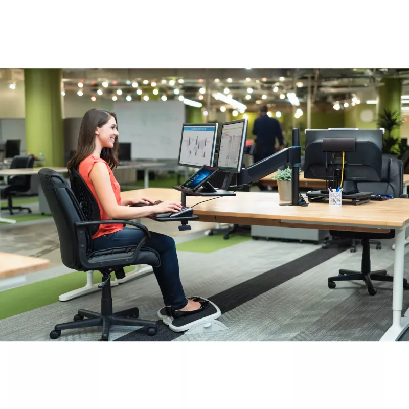 Kojų atrama Kensington SoleMate Plus reguliuojamas pasvirimas 0–20°, aukštis 8.89–12.7 cm, platforma 45×35 cm, juoda/pilka