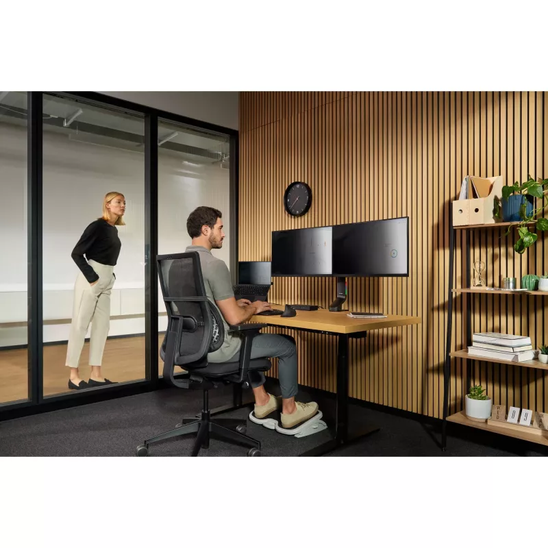 Kojų atrama Kensington SoleMate Plus reguliuojamas pasvirimas 0–20°, aukštis 8.89–12.7 cm, platforma 45×35 cm, juoda/pilka