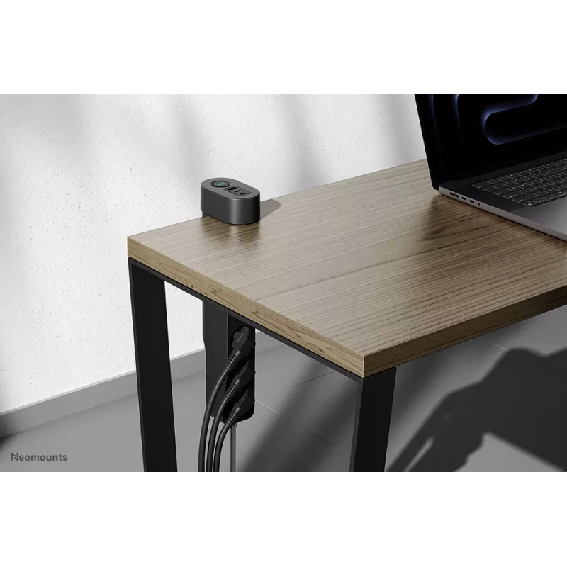 Neomounts DS22-840BL6 stalo lizdas su spaustuku, USB-C ir USB-A prievadais – greitas įkrovimas
