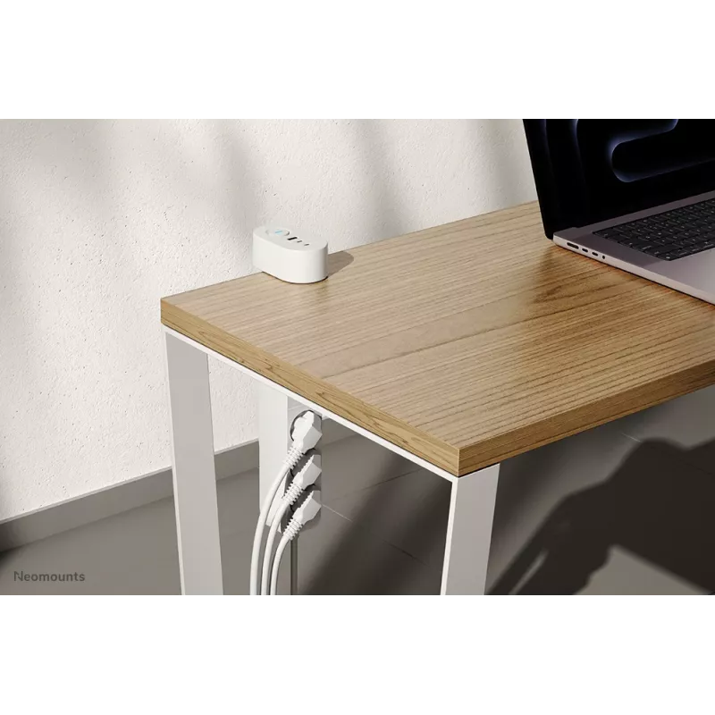 Neomounts DS22-840WH6 stalinis lizdas su spaustuvu, USB-C ir USB-A prievadais – greitasis įkrovimas