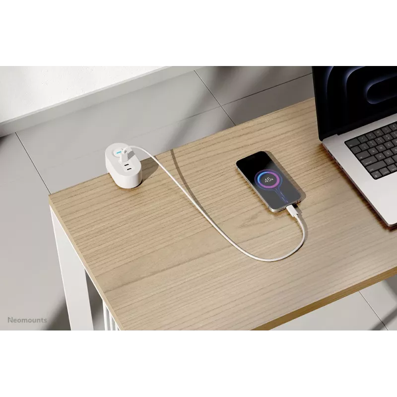 Neomounts DS22-840WH6 stalinis lizdas su spaustuvu, USB-C ir USB-A prievadais – greitasis įkrovimas