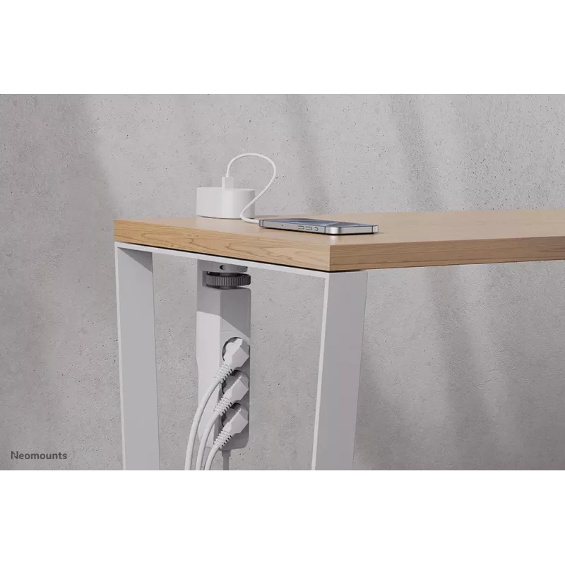 Neomounts DS22-840WH6 stalinis lizdas su spaustuvu, USB-C ir USB-A prievadais – greitasis įkrovimas