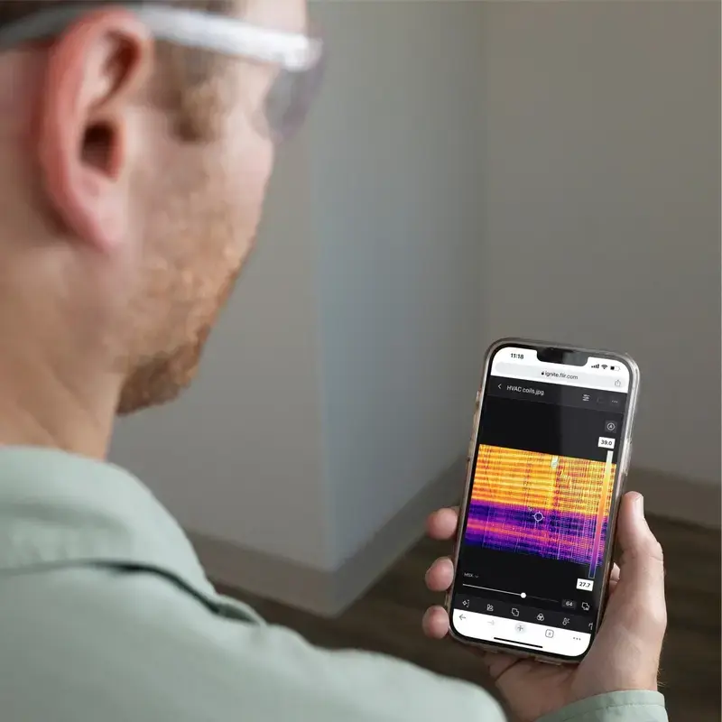 Termovizorinė kamera Flir Systems E8-PRO — 320×240 px, NETD 40 mK, IFOV 1,8 mRad, 3,5 colio ekranas, metalinis korpusas, juoda