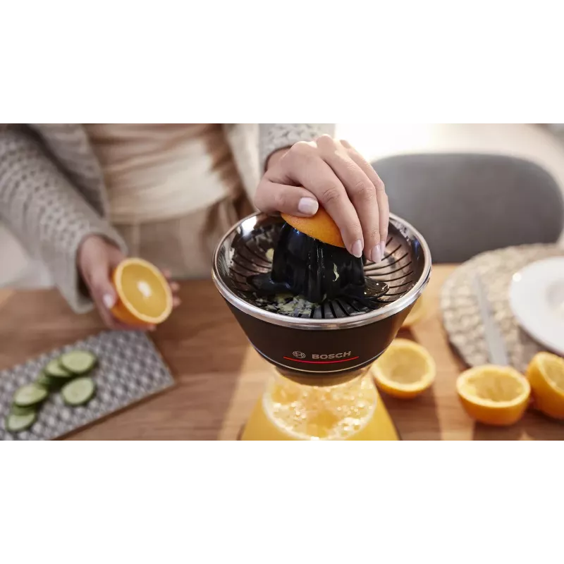 Citrus Press Bosch MCP72GPB — elektrinė citrusinių vaisių spaustuvė, nerūdijantis plienas, 1 L talpa sultims, juoda