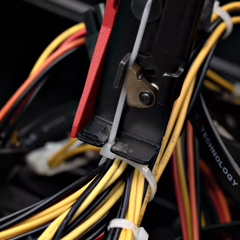 StarTech.com nailono kabelių surišimo pistoletas, užtrauktukų kabelių montavimo ir kirpimo įrankis, užtrauktukų įtempimo/veržimo įtaisas, veikia su 2,4–4,8 mm nailono užtrauktukais, atitinka TAA