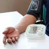 Automatinis žasto kraujospūdžio matuoklis HoMedics BPA-5020-EU1 su dideliu ekranu ir nereguliaraus širdies plakimo aptikimu