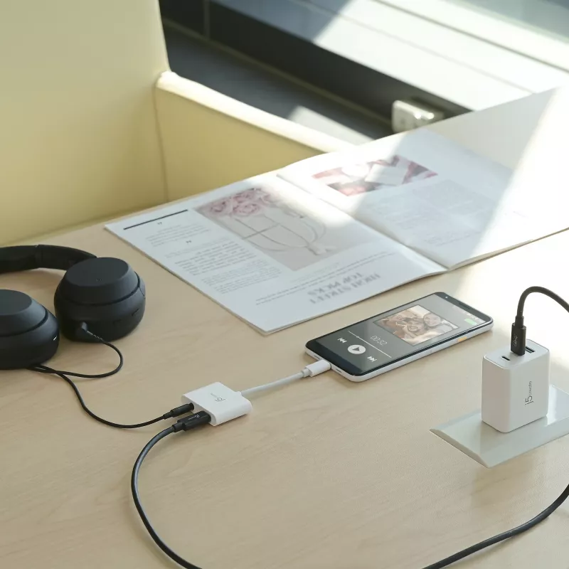 j5create JCA122 USB-C® į 3,5 mm garso adapteris su maitinimo tiekimu, juoda