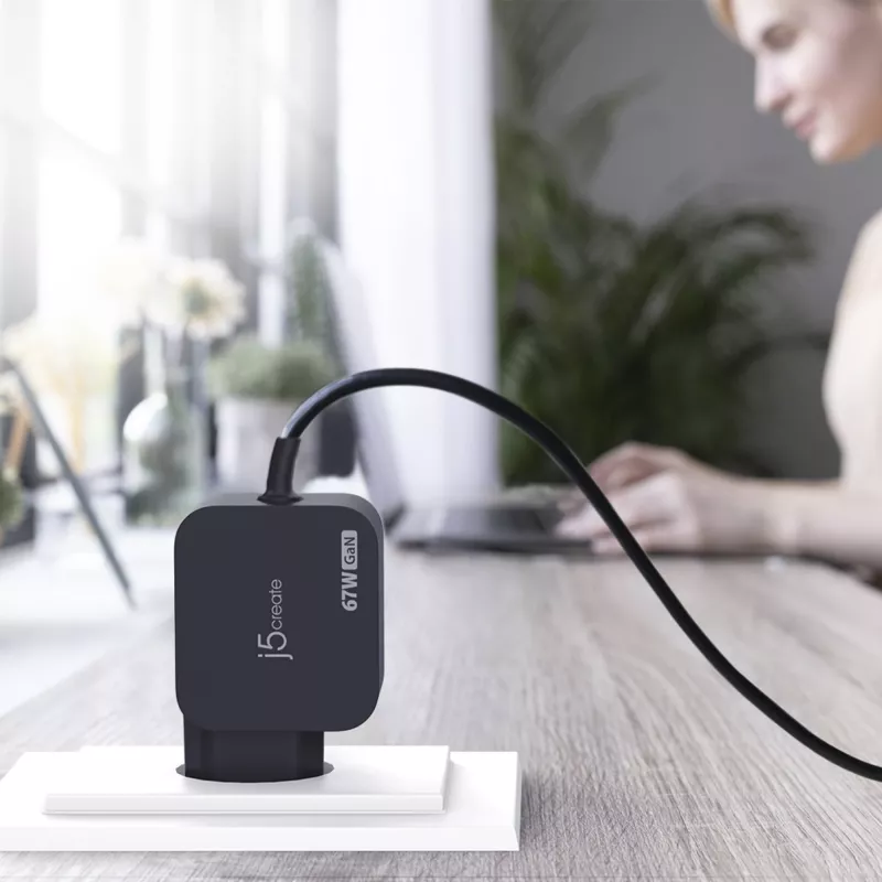 j5create JUP1565DC 67W GaN PD USB-C® mini įkroviklis su 6 tipų nuolatinės srovės jungtimis-EU, juodas