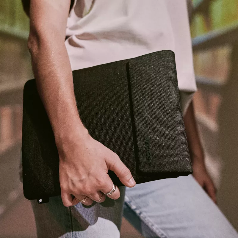 Planšetės dėklas Incase Crosstown Sleeve 11 colių planšetei, juodas