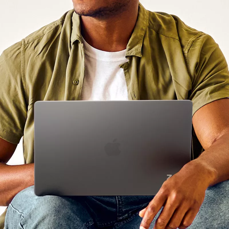 Kietas dėklas Zagg, skirtas „MacBook Pro 13 M2/M1 (20)“ — dūminės apdailos, apsauginis kevalas
