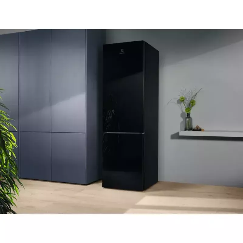 Electrolux LNT7ME36K2 šaldytuvas su šaldikliu, 367 l (šaldytuvas 266 l, šaldiklis 101 l), apatinis šaldiklis, No Frost, energijos klasė E, juodas