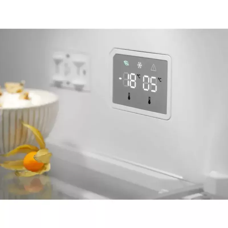 Electrolux LNT7ME36K2 šaldytuvas su šaldikliu, 367 l (šaldytuvas 266 l, šaldiklis 101 l), apatinis šaldiklis, No Frost, energijos klasė E, juodas