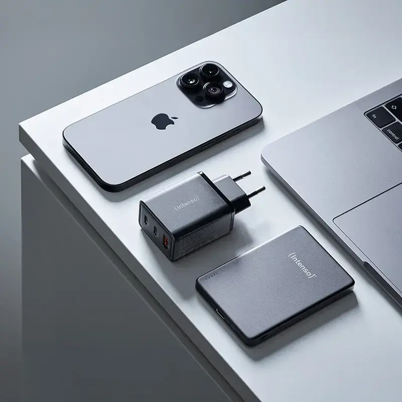 Maitinimo adapteris Intenso W65ACC USB-A ir USB-C prievadai juodas