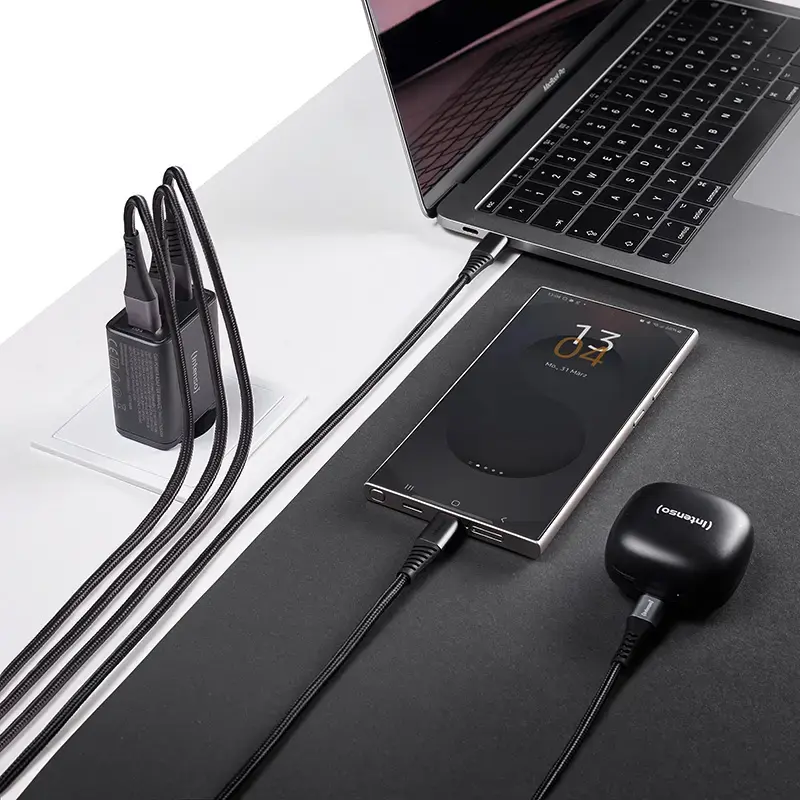 Maitinimo adapteris Intenso W65ACC USB-A ir USB-C prievadai juodas