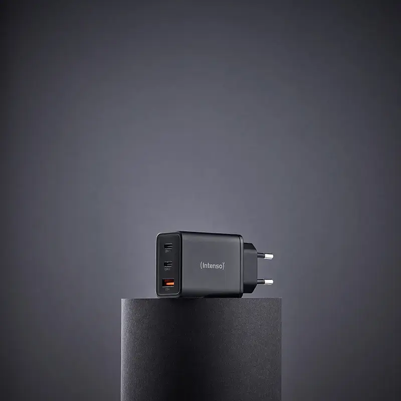 Maitinimo adapteris Intenso W65ACC USB-A ir USB-C prievadai juodas