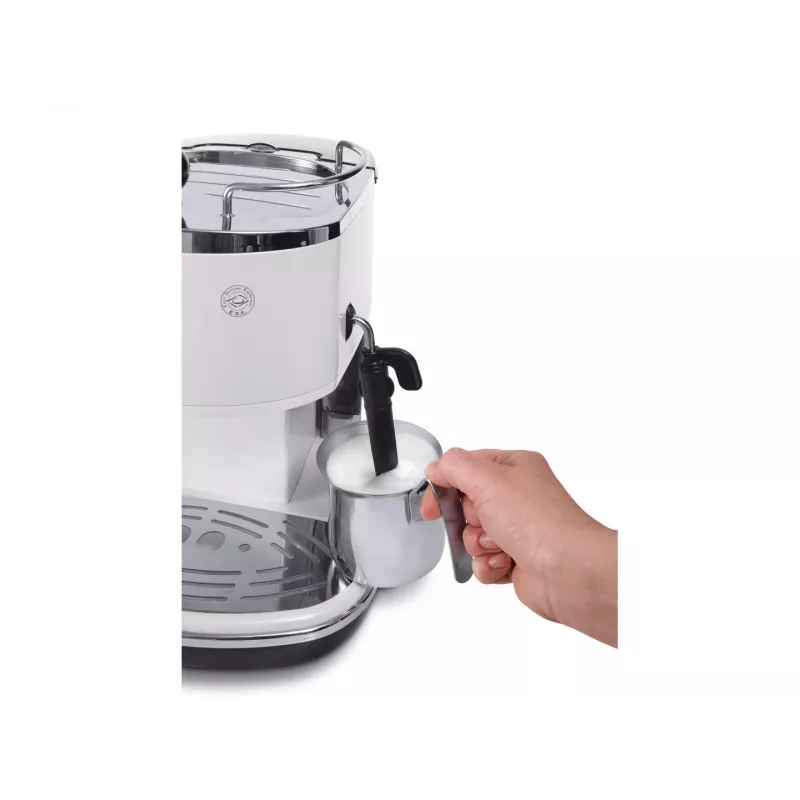 Espreso aparatas De’Longhi ECO 311.W — rankinis 15 barų, 1,4 l vandens bakelis, 2 puodeliai, šildymas, stalviršinis