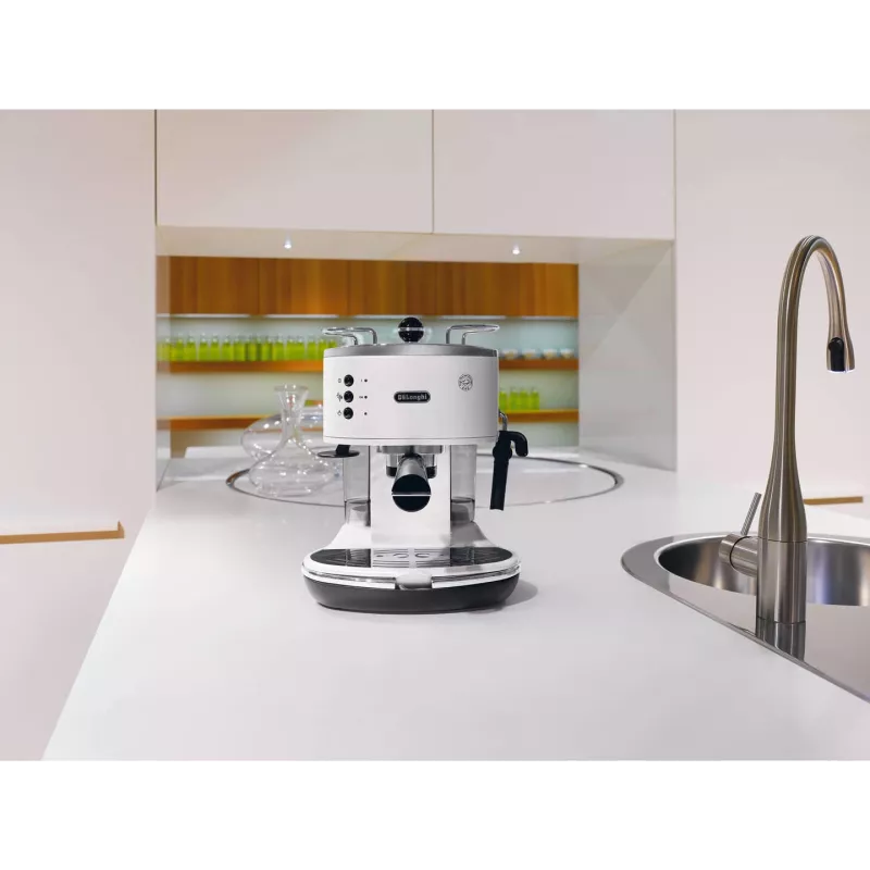 Espreso aparatas De’Longhi ECO 311.W — rankinis 15 barų, 1,4 l vandens bakelis, 2 puodeliai, šildymas, stalviršinis