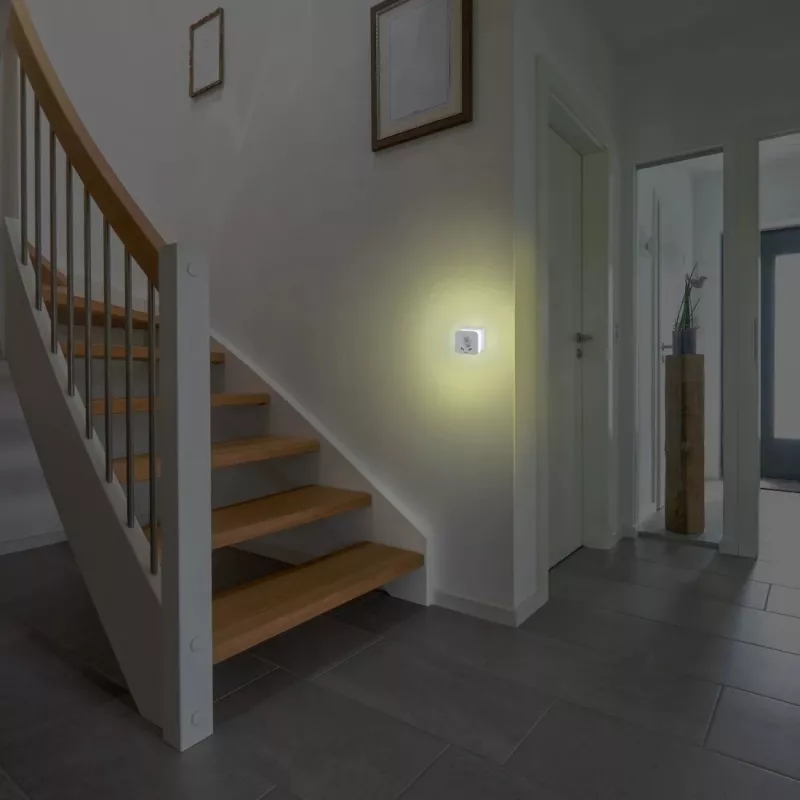 Kištukinis naktinis šviestuvas Hama 00223507 šiltai balta LED 3000 K